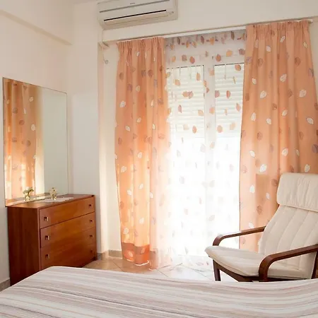 Spacious, Lovely Apartment! 2 Mins Walk From The Beach!! Kalamata