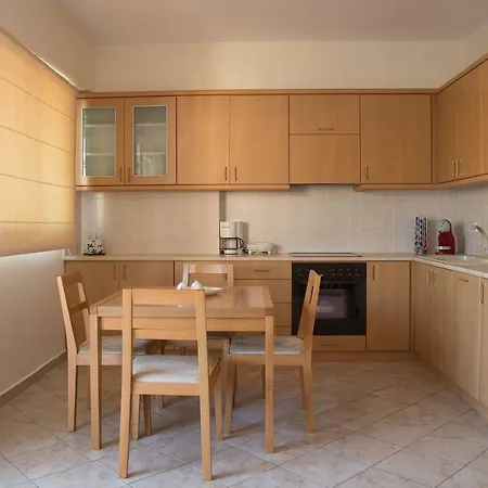 Spacious, Lovely Apartment! 2 Mins Walk From The Beach!! *