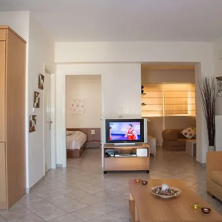 Spacious, Lovely Apartment! 2 Mins Walk From The Beach!! Apartment *