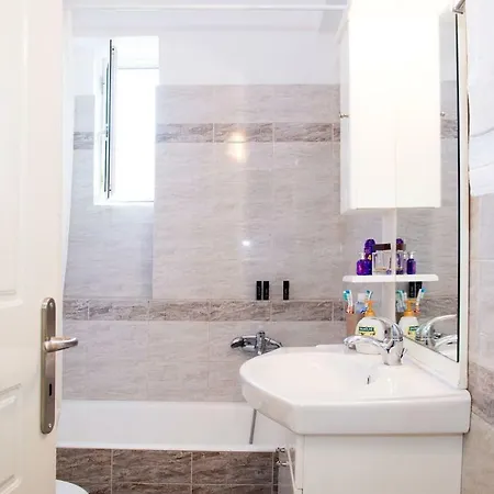 Spacious, Lovely Apartment! 2 Mins Walk From The Beach!! Apartment Kalamata