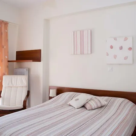 Spacious, Lovely Apartment! 2 Mins Walk From The Beach!! *